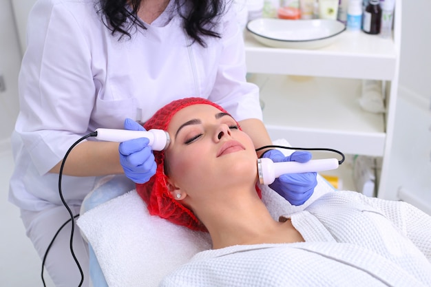 Donna che fa procedure cosmetiche in clinica spa