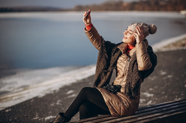 Donna che fa selfie in una giornata invernale