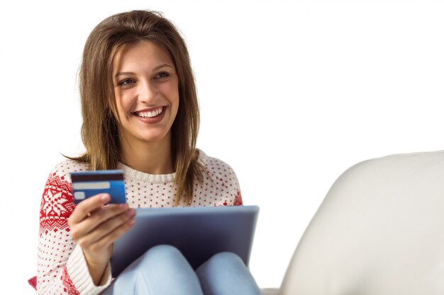 Donna che fa shopping online con laptop e carta di credito