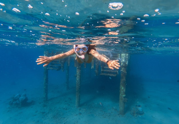 Donna che fa snorkeling in mare