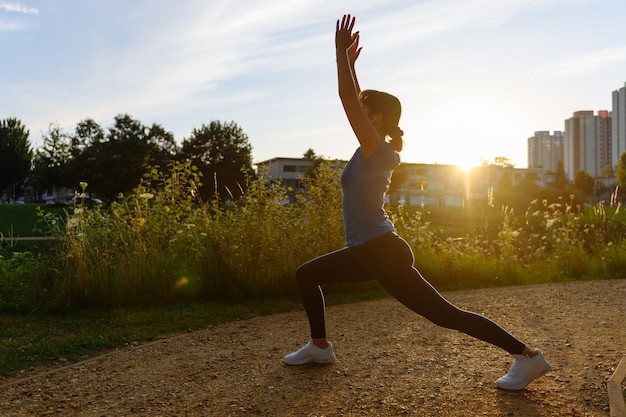 Donna che fa sport in campagna al tramonto