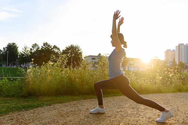 Donna che fa sport in campagna al tramonto