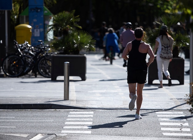 Donna che fa sport per strada