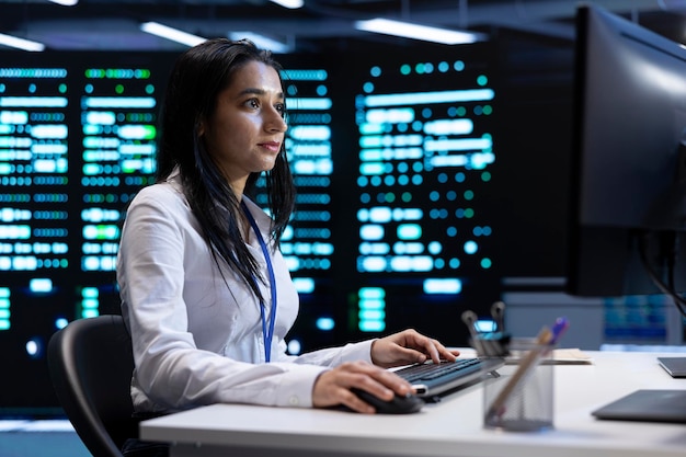 Donna che fa un controllo annuale per prolungare la durata dell'elettronica del data center