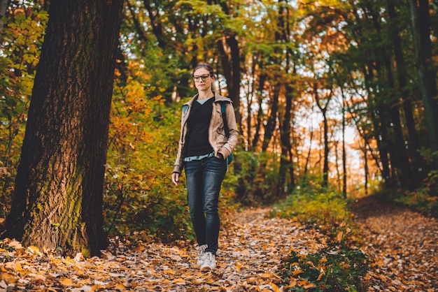 Donna che fa un'escursione in una foresta