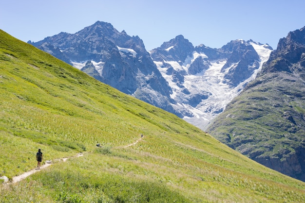 Donna che fa un'escursione sulle montagne