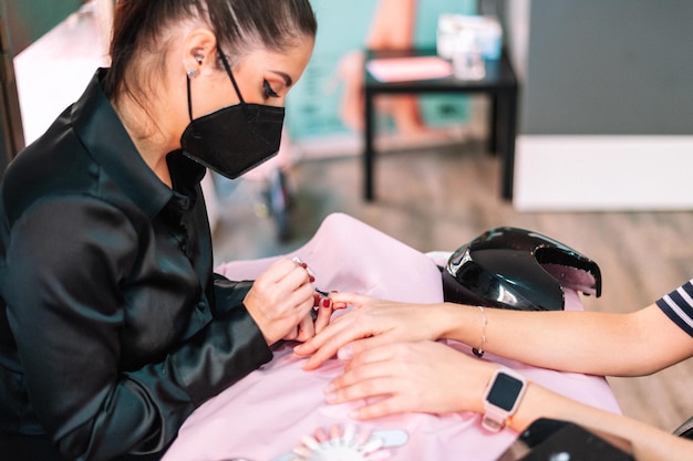 Donna che fa una manicure al salone di bellezza