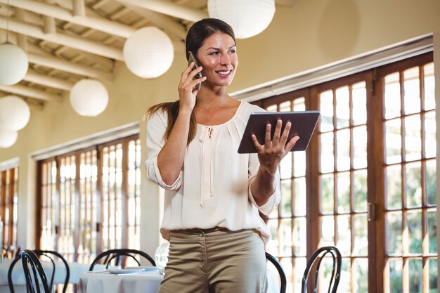 Donna che fa una telefonata