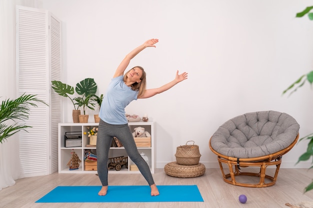 donna che fa yoga a casa