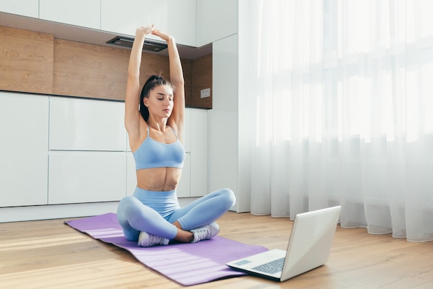 donna che fa yoga a casa