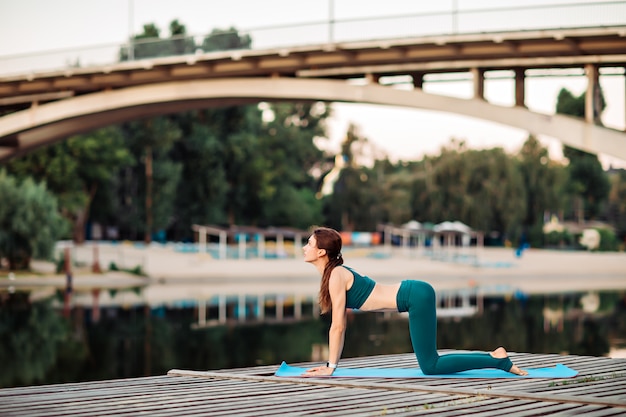 Donna che fa yoga all'aperto in estate
