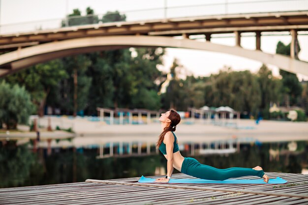 Donna che fa yoga all'aperto in estate