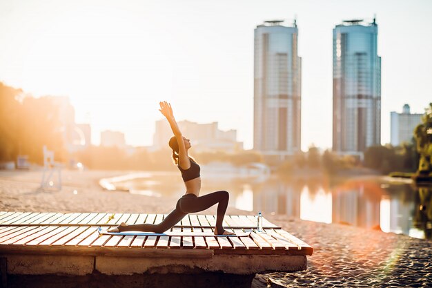 Donna che fa yoga all'aperto in estate