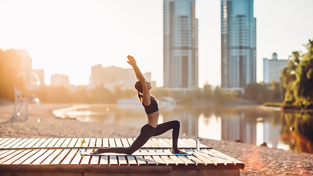 Donna che fa yoga all'aperto in estate