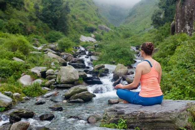 Donna che fa yoga all'aperto