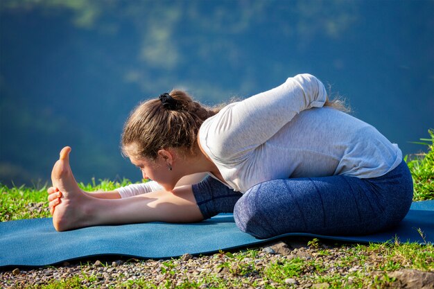 Donna che fa yoga asana all'aperto