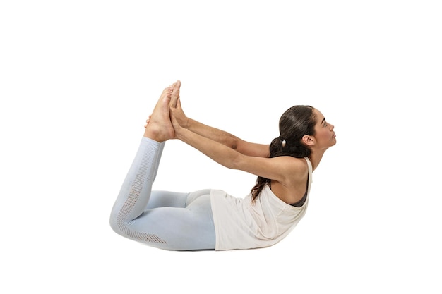 Donna che fa yoga Dhanurasana o Bow Pose