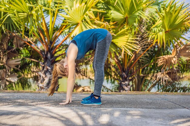 Donna che fa yoga in un parco tropicale