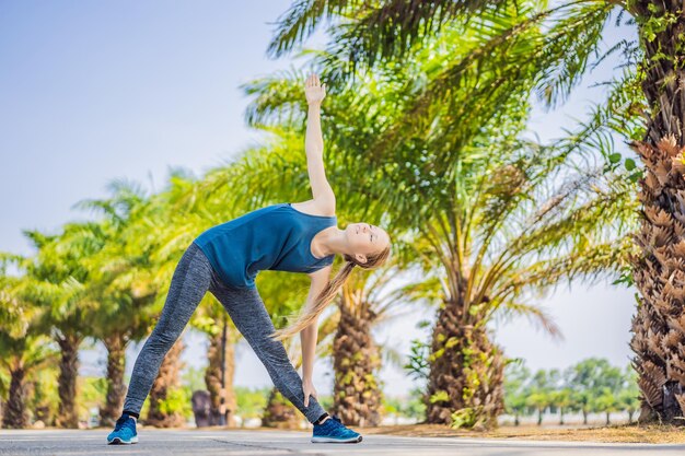 Donna che fa yoga in un parco tropicale