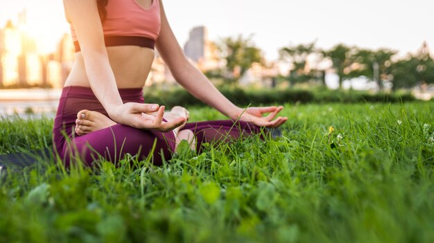 Donna che fa yoga in un parco