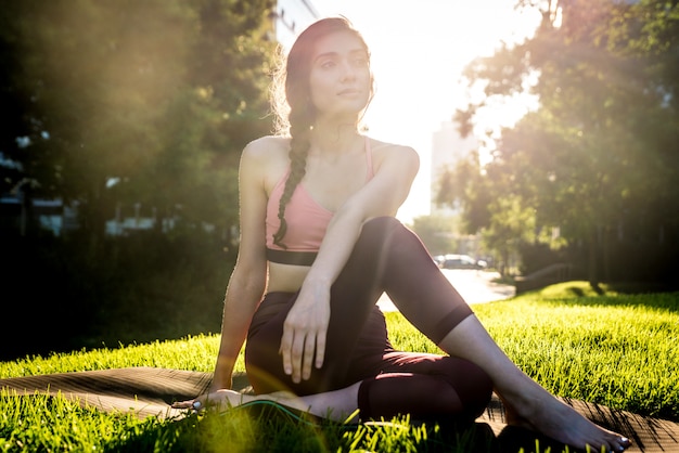 Donna che fa yoga in un parco