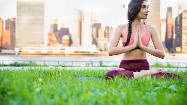 Donna che fa yoga in un parco