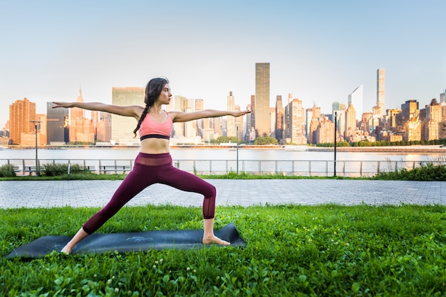 Donna che fa yoga in un parco