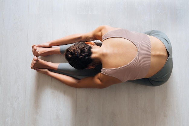 donna che fa yoga in una classe