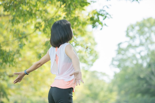 Donna che fa yoga nel parco