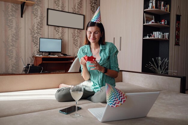 Donna che festeggia il compleanno online in tempo di quarantena