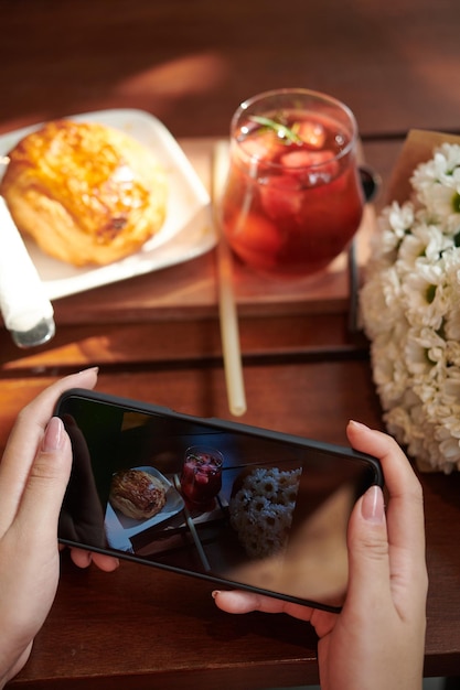 Donna che fotografa il pranzo