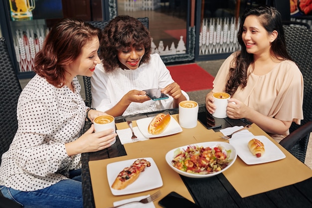 Donna che fotografa il pranzo