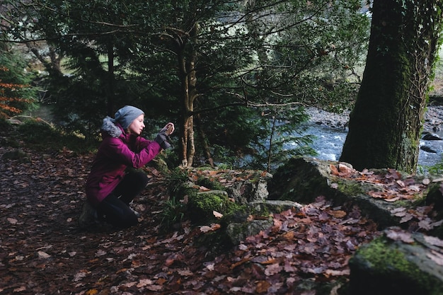 Donna che fotografa la natura
