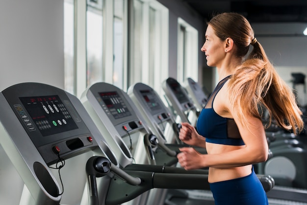 Donna che funziona in palestra