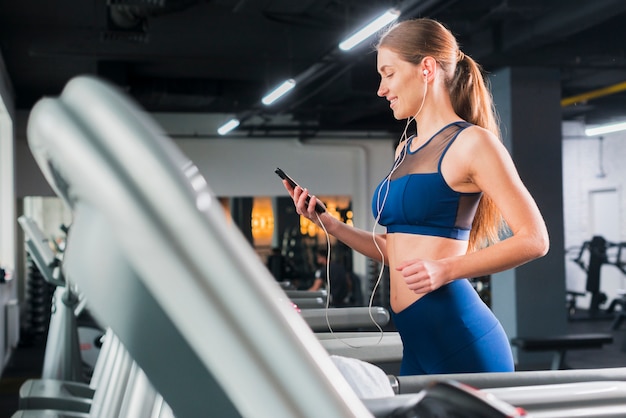 Donna che funziona in palestra