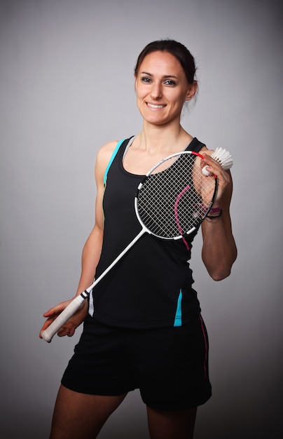 Donna che gioca a Badminton