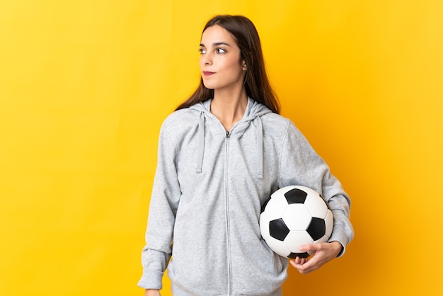 donna che gioca a calcio su sfondo isolato
