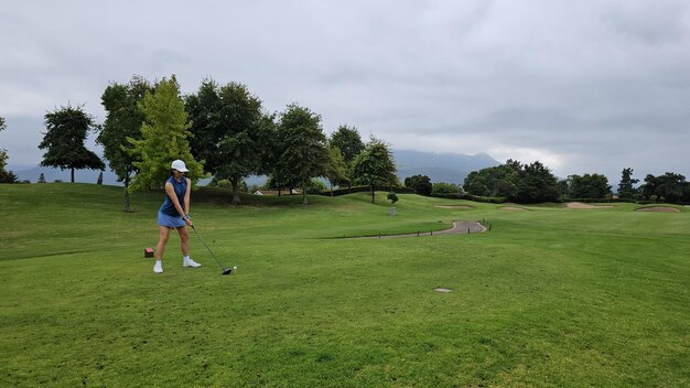 Donna che gioca a golf sul campo da golf