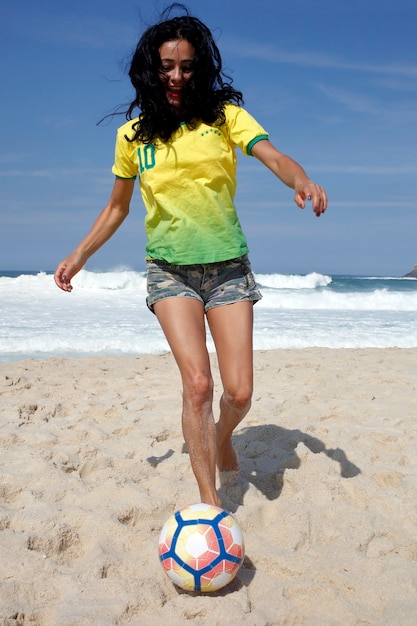 Donna che gioca a palla sulla spiaggia