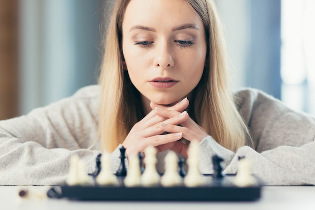 donna che gioca a scacchi
