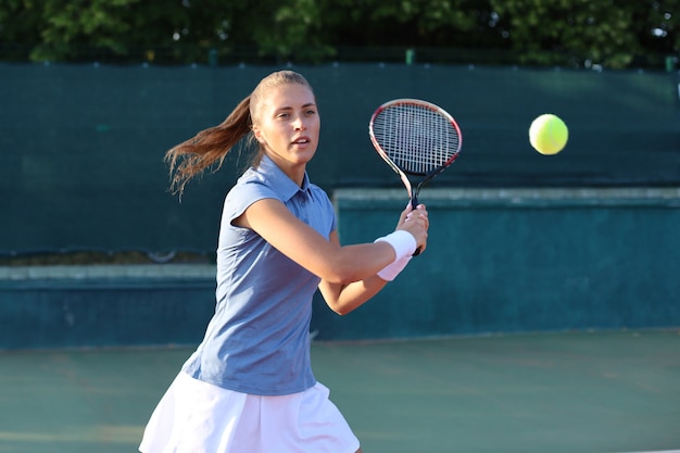 Donna che gioca a tennis e aspetta il servizio.