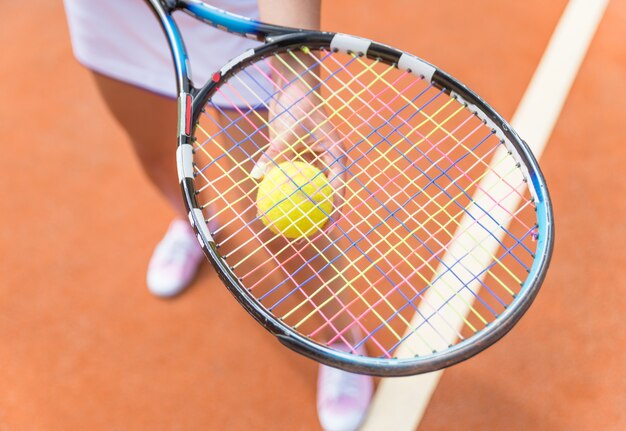 Donna che gioca a tennis