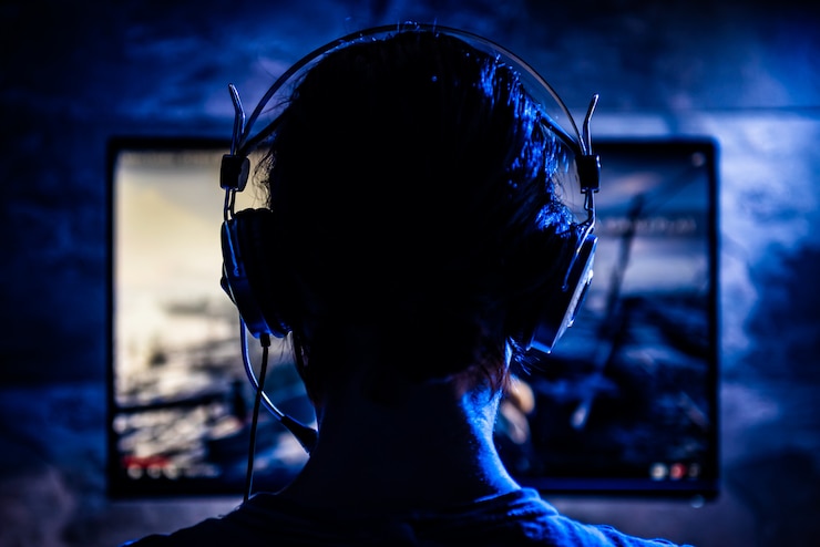 Foto donna che gioca ai videogiochi