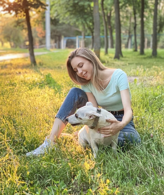 Donna che gioca con un cane di razza Jack Russell Terrier