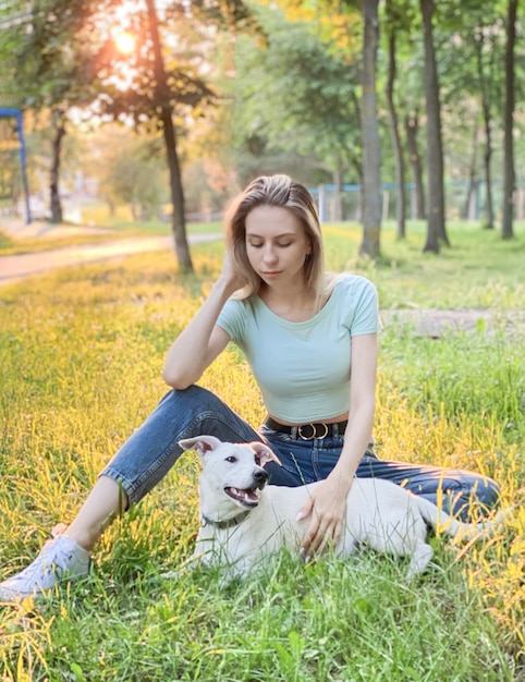 Donna che gioca con un cane di razza Jack Russell Terrier