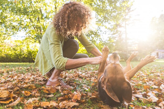 Donna che gioca con un cane in giardino