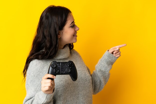 Donna che gioca con un controller di videogiochi isolato