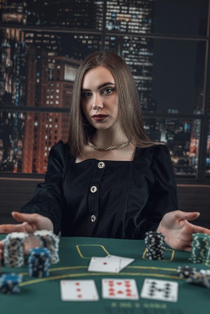 Donna che gioca nel casinò Fortuna e fortuna