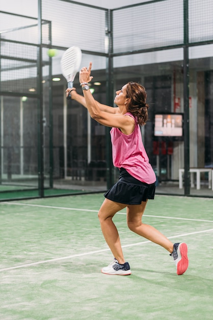 Donna che gioca padel