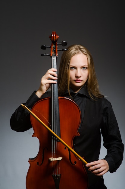 Donna che gioca violoncello classico nel concetto di musica